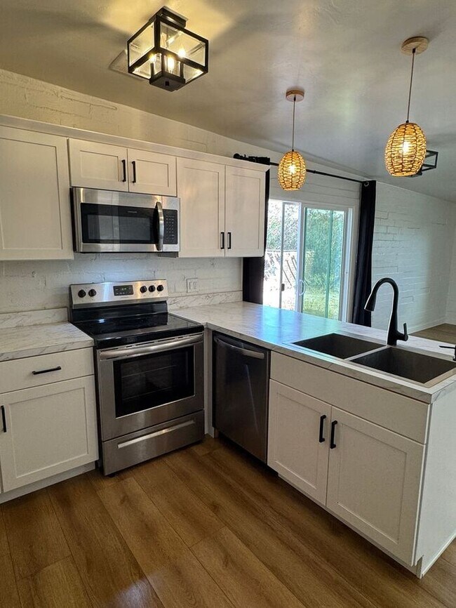 Building Photo - 205 W 25th St