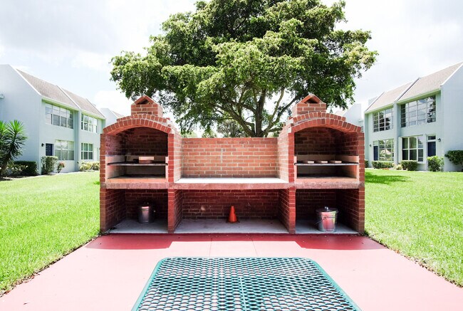 Building Photo - 2940 SW 22nd Ave