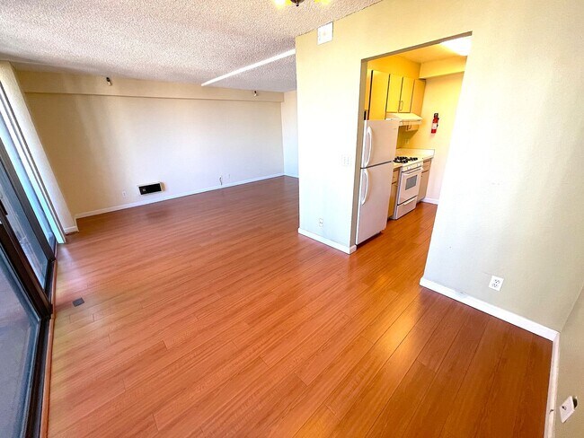 Building Photo - Spacious 2 bed 1.5 bath condo in Oakland's Chinatown. Amazing views. Must see.