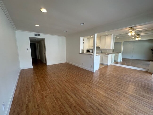 Building Photo - Westlake Village Upper Unit in Village Gre...