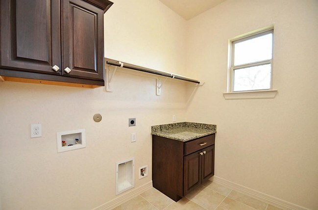 Building Photo - 4802 Fairford Dr