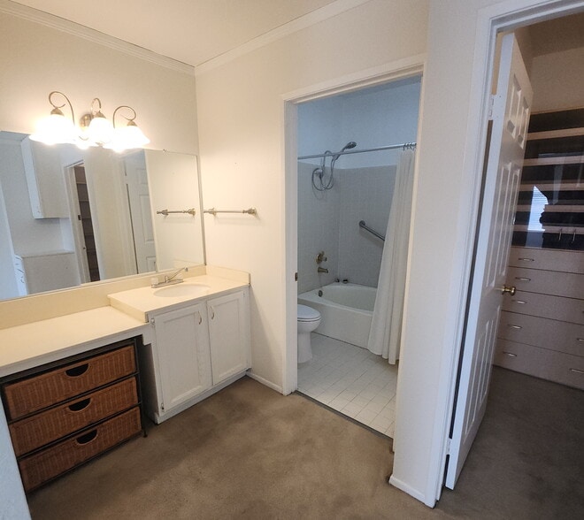 Building Photo - 5420 Sylmar Ave