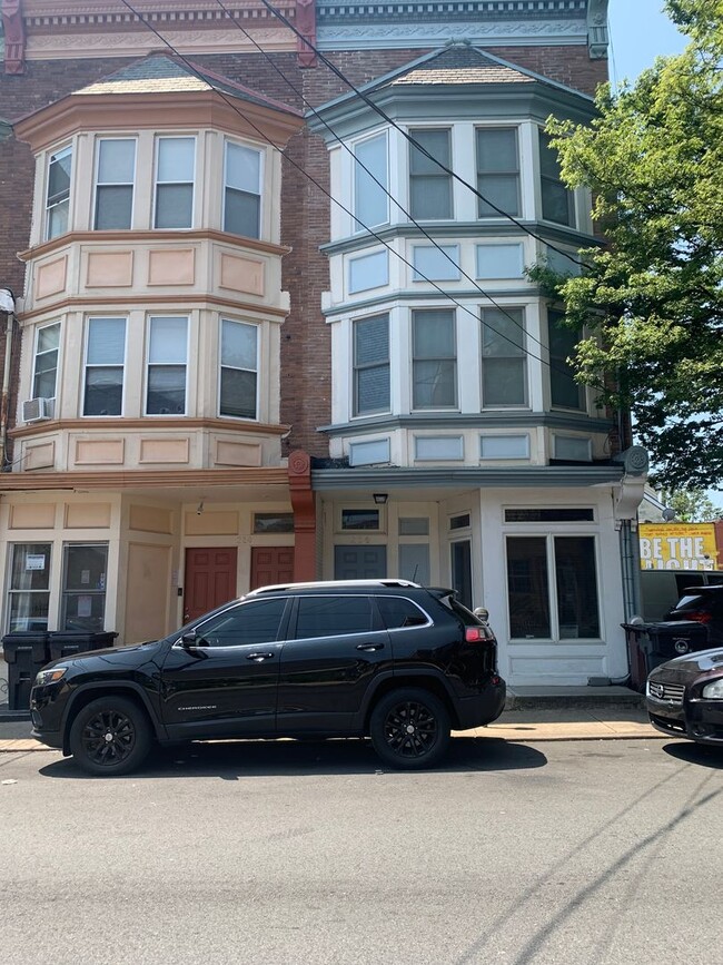 Primary Photo - 216 W 7th St