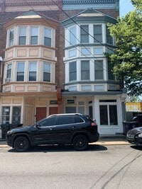 Building Photo - 216 W 7th St