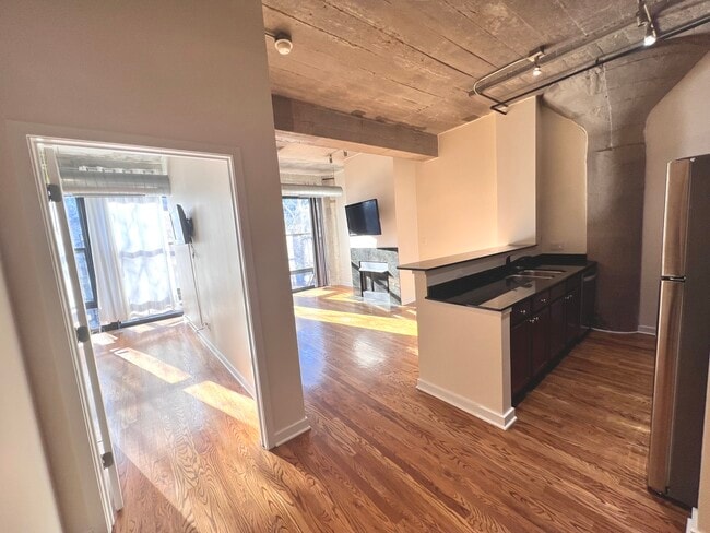 Building Photo - 1069 W 14th Pl