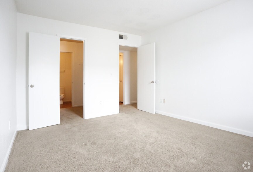 2BR/1BA -1000SF - Baywood
