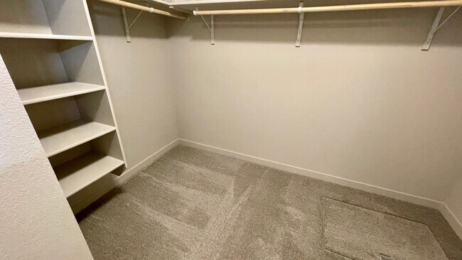 Building Photo - $2,199.00 / Large 4 bed 2 bath / 3 car gar...