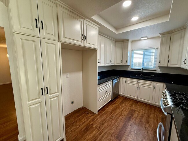 Building Photo - Single story home in established neighborhood!