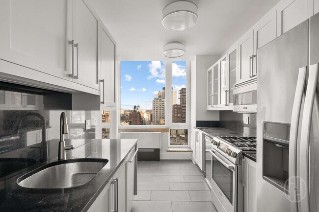 Building Photo - 300 E 77th St