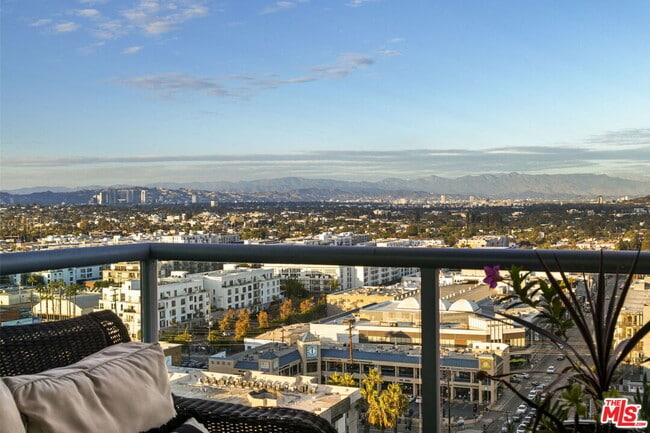 Building Photo - 13650 Marina Pointe Dr