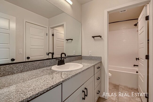 Building Photo - 4452 Sapphire Moon Ave