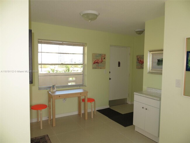 Building Photo - 220 Kings Point Dr