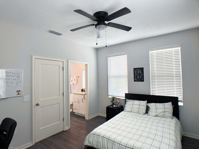 Building Photo - Porter's Lakeside - Luxury 4 Bedroom, 4 Ba...