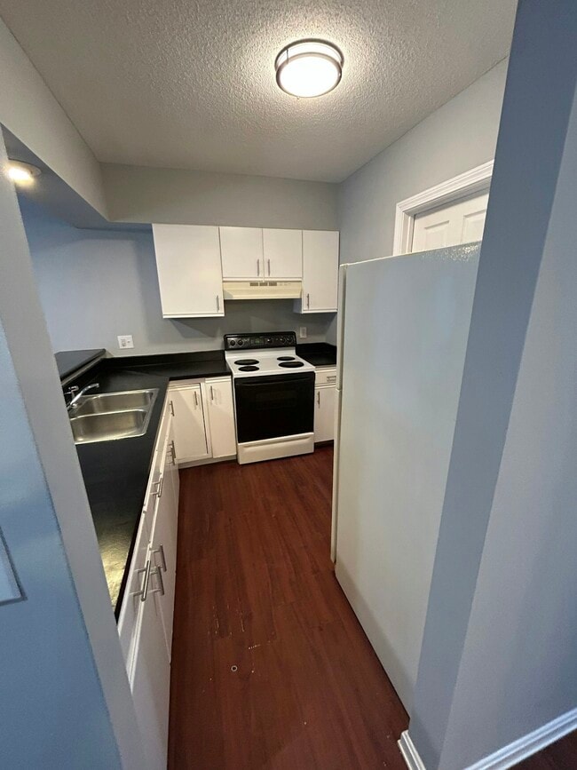Building Photo - 11 RiverBend Dr