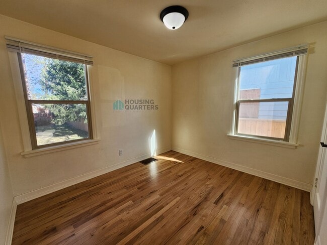 Building Photo - 3904 W Wellesley Ave