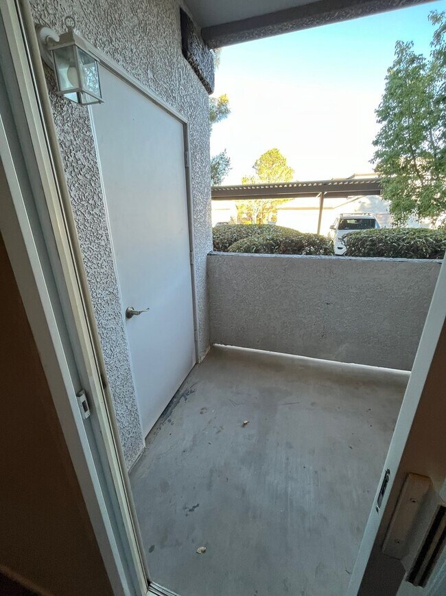 Building Photo - Stunning, fully-remodeled 1 bedroom at Tus...