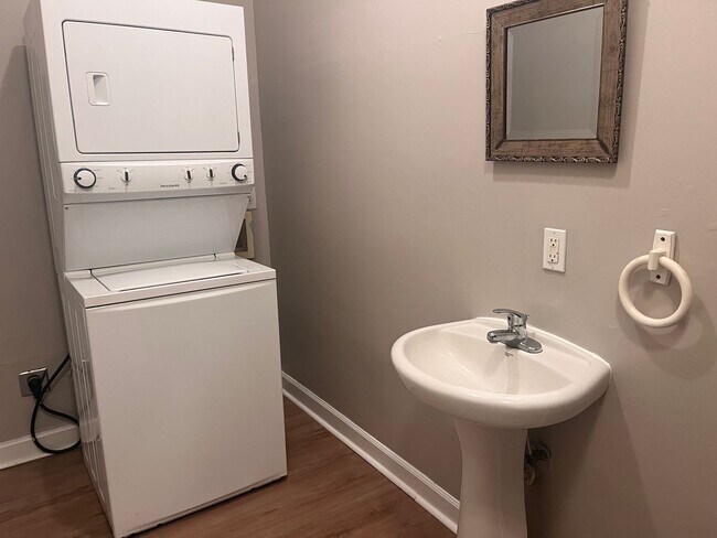 Building Photo - MOVE IN SPECIAL $250.00 OFF 1st Month's Rent- 2 bedroom, 1.5 bath apartment with W/D unit and sha...