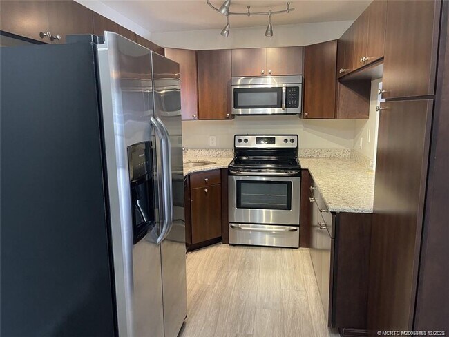 Building Photo - 2114 SW Silver Pine Way