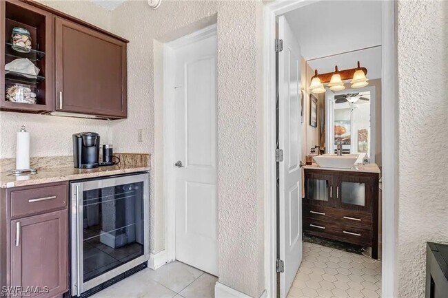 Building Photo - 805 River Point Dr