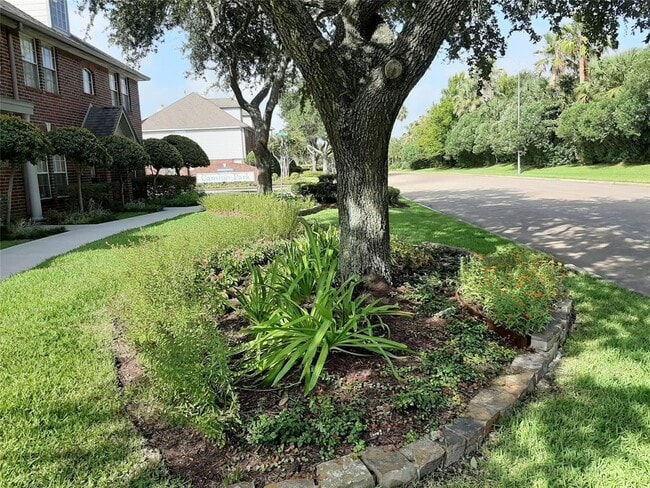 Building Photo - 1385 El Camino Village Dr