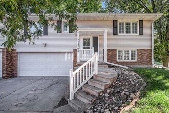 Building Photo - Millard Split Entry Duplex!