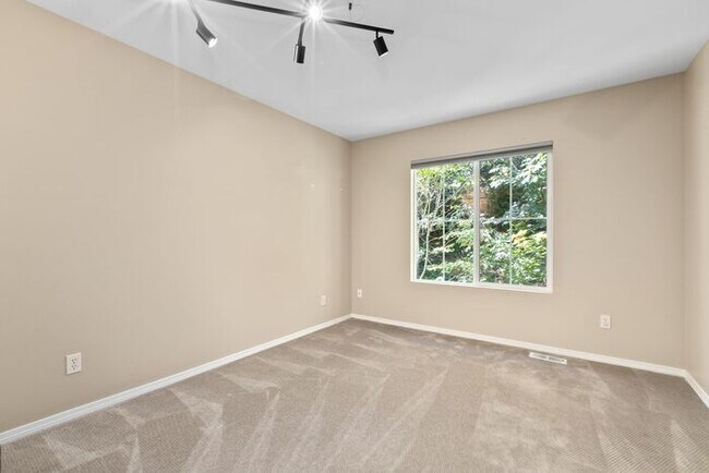 Building Photo - AIR CONDITIONED Townhome in Beautiful Summ...