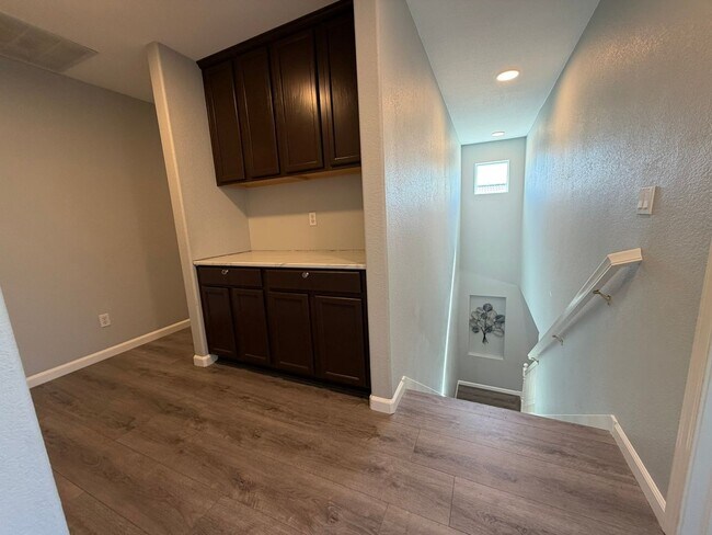 Building Photo - AVAILABLE NOW! LEASE TODAY! 4 Bedroom 3 Bath Elk Grove Home with Bonus Room!
