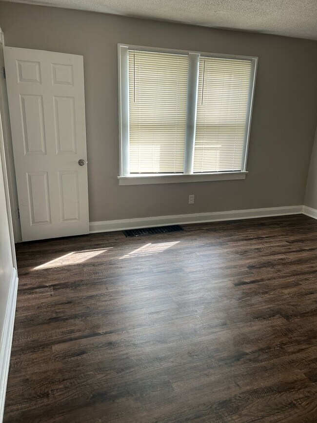 Building Photo - Updated 2/3 Bedroom Bedroom Austintown Home for Rent