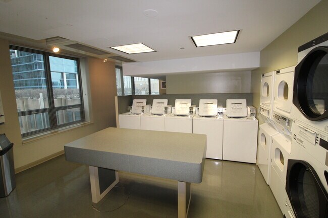 Building Photo - 400 N La Salle Dr