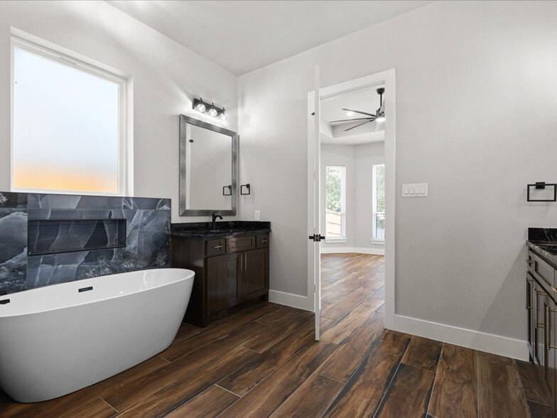 Building Photo - 8103 Oak Hollow Dr