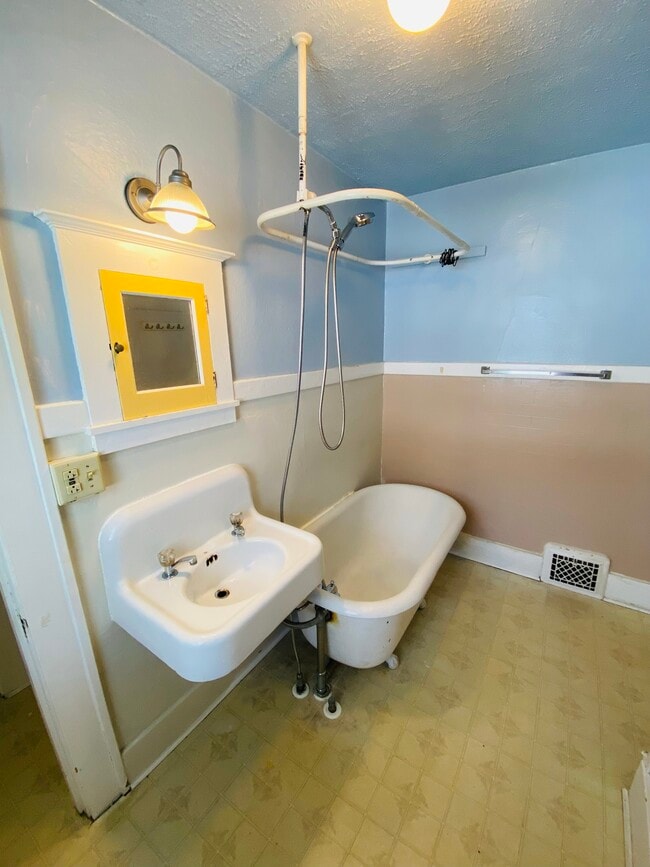 Building Photo - Private Room 714