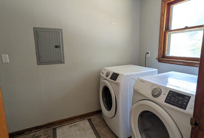 Building Photo - 4505 E Apple Ave