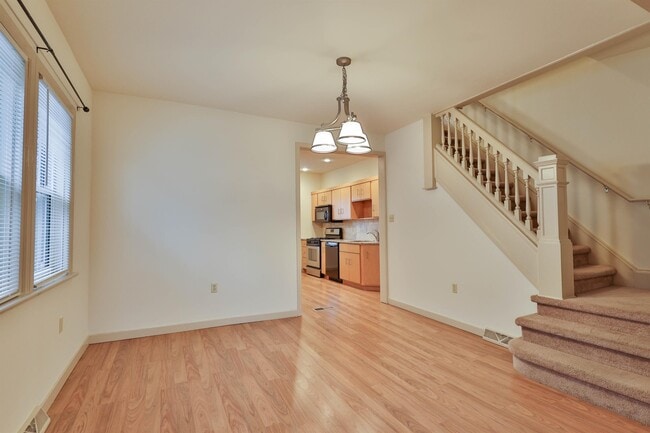 Building Photo - 1104 Elm St