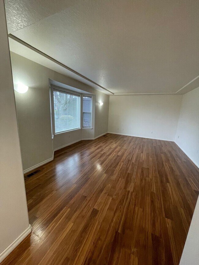 Building Photo - East Medford 3 Bedroom 2 Bathroom w/Large 2 car garage - Single Level