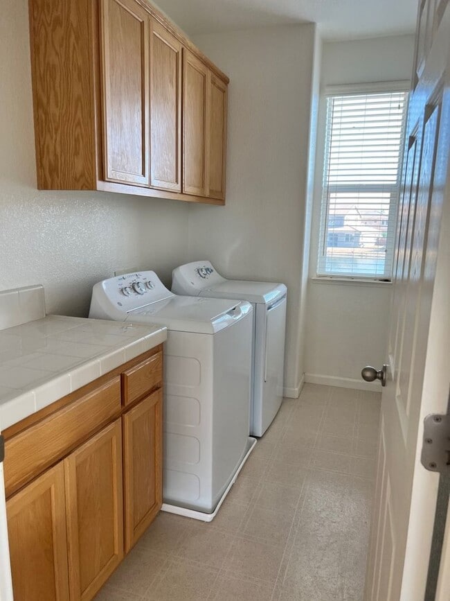 Building Photo - Luxury LAKEFRONT property!!!