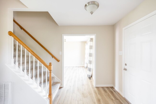 Building Photo - Large 4 Bedroom, 2.5 Bathroom Home in Mech...