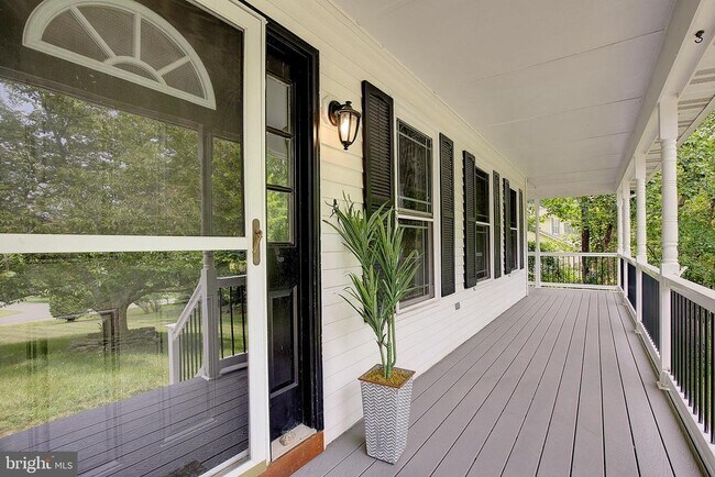 Building Photo - 48 Radcliffe Dr
