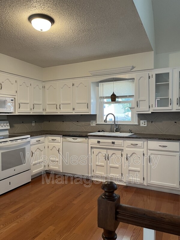 Building Photo - 514 SE Adobe Dr