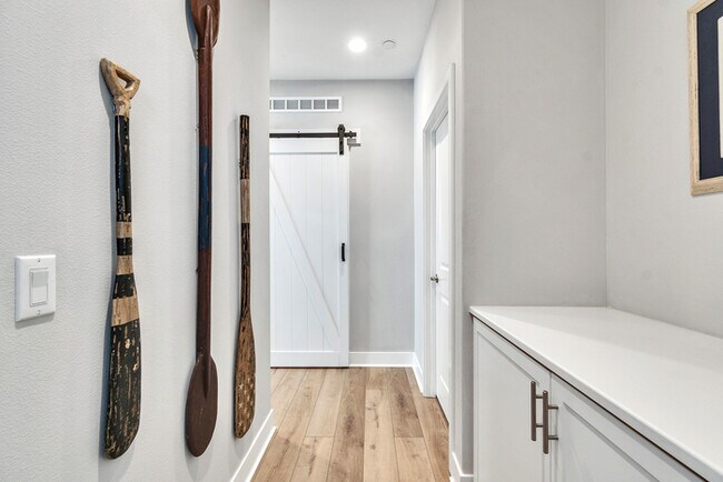 Building Photo - Light and bright 4 bedroom 3 bath beauty i...