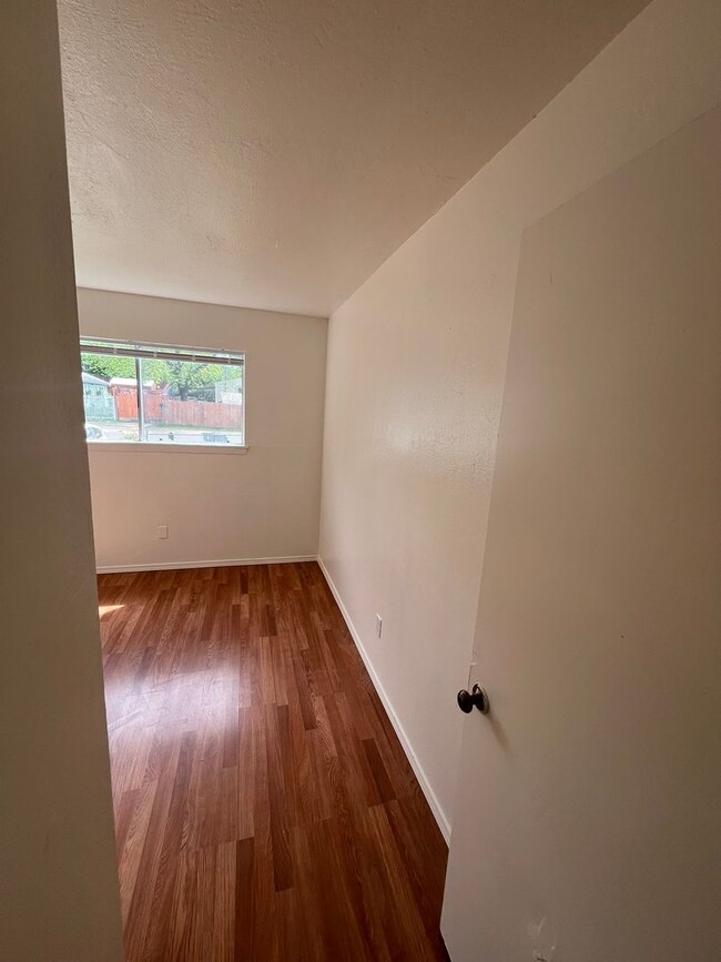 Building Photo - Oroville-3 bedroom 1 bath home, yard, newl...