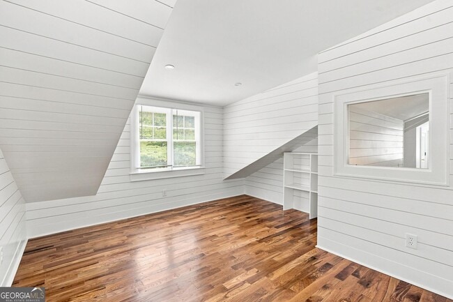 Building Photo - 884 Vedado Way NE
