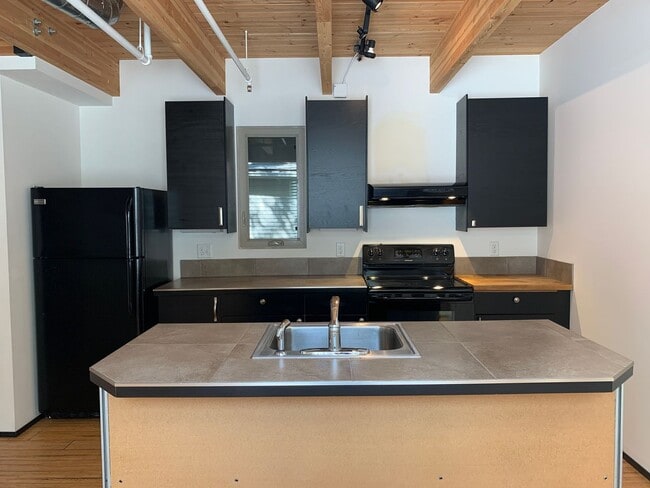 Building Photo - 318-320 W Myrtle