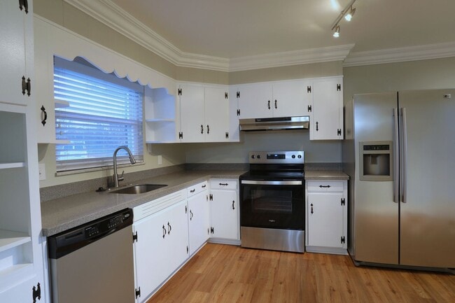 Building Photo - $500 OFF FIRST FULL MONTH- 3 Bedroom / 2 Bath Home  in South Knoxville- Lawncare included!