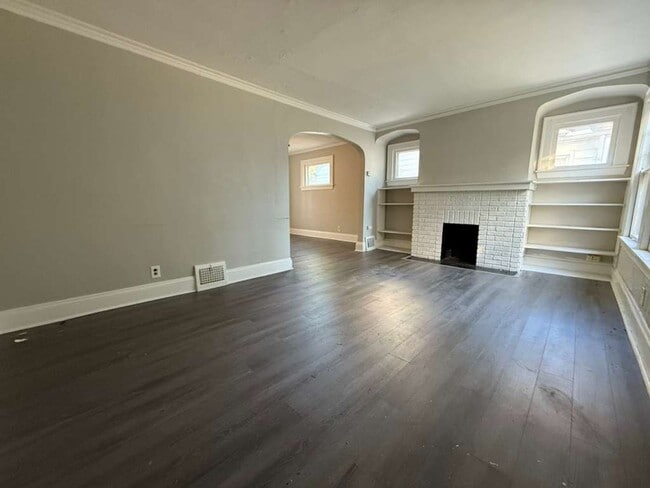 Building Photo - 3 BED 1 BATH BEAUTIFUL HOME IN CLEVELAND!