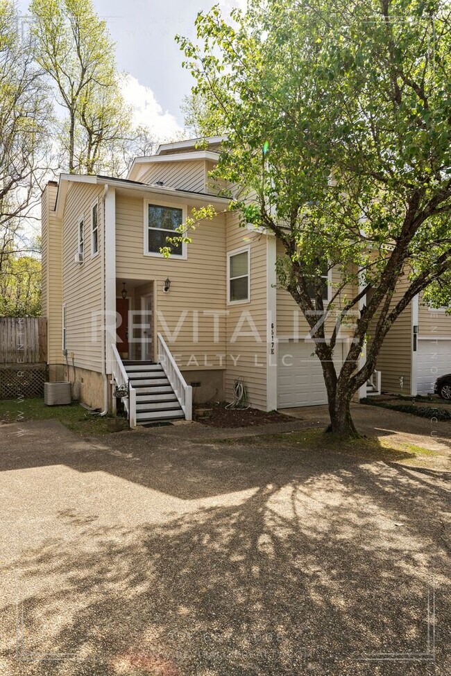 Building Photo - Stunning 2 Bedroom/2.5 Bathroom Condo in W...