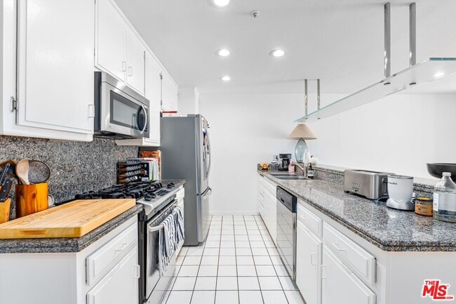 Building Photo - 4403 Ocean Front Walk