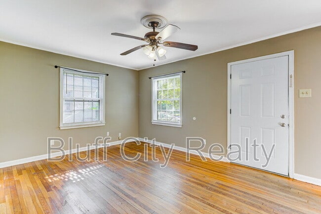 Building Photo - 1071 Robin Hood Ln
