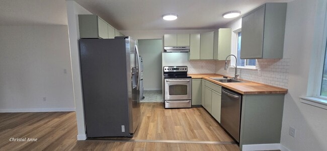 Building Photo - Updated 2 bedroom with a bonus room