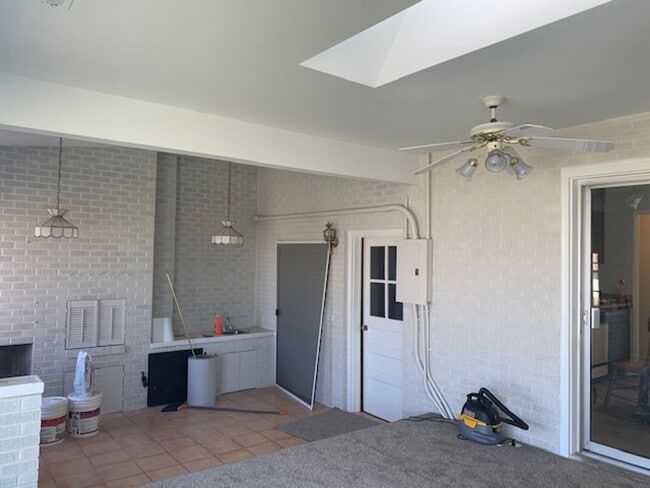 Building Photo - 3 bed 2 bath Ranch w/ finished basement in...