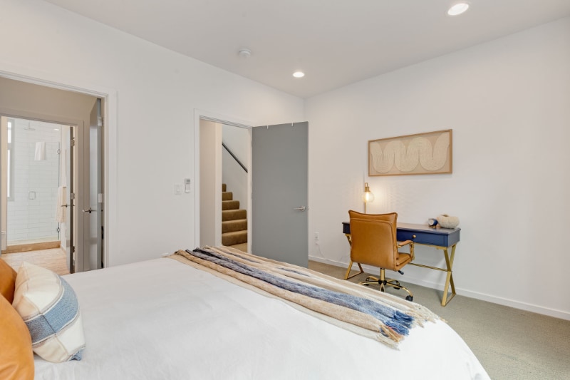 Building Photo - 921 10th Ave E